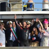 Foto Nicoloro G. 28/05/2017 Cervia ( Ravenna ) 573° edizione dello \' Sposalizio del Mare \' che celebra l\' antico rito della pesca dell\' anello che l\' arcivescovo lancia in mare. La citta\' ospite di questa edizione e\' la citta\' austriaca di Innsbruck.nella foto il vincitore Marco Lotti esultante tra il sindaco di Cervia Luca Coffari e l\' arcivescovo Lorenzo Ghizzoni.