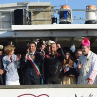 Foto Nicoloro G. 28/05/2017 Cervia ( Ravenna ) 573° edizione dello \' Sposalizio del Mare \' che celebra l\' antico rito della pesca dell\' anello che l\' arcivescovo lancia in mare. La citta\' ospite di questa edizione e\' la citta\' austriaca di Innsbruck.nella foto il vincitore Marco Lotti esultante tra il sindaco di Cervia Luca Coffari e l\' arcivescovo Lorenzo Ghizzoni.