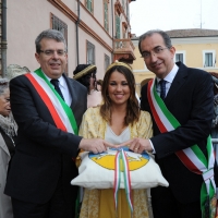 Foto Nicoloro G.  20/05/2012 Cervia (FC) Nell’ ambito delle manifestazioni per i Cento anni di Milano Marittima si e’ svolta nelle acque antistanti il porto di Cervia la 586° edizione dello Sposalizio del Mare alla presenza dell’ assessore al Turismo del Comune di Milano, citta’ ospite e gemellata. Questo antico rito risale al 1445 e con esso Cervia si ” congiunge ” simbolicamente con il mare che la bagna e lo ringrazia per i doni che le offre: la pesca, il famoso sale ed oggi anche il turismo. nella foto Franco D' Alfonso – Roberto Zoffoli e la madrina dell'evento