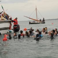 Questo antico rito risale al 1445 e con esso Cervia si ” congiunge ” simbolicamente con il mare che la bagna e lo ringrazia per i doni che le offre: la pesca, il famoso sale ed oggi anche il turismo. nella foto Il vescovo lancia l'anello in mare