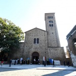 13/09/2020   Ravenna  Per il 699° anno dalla morte di Dante messa solenne nella basilica di San Francesco, dove si tennero i funerali di Dante, morto nella notte fra il 13 e il 14 settembre 1321. Di seguito la cerimonia dell' offerta, da parte del Comune di Firenze, dell' olio per alimentare la lampada votiva che arde all' interno della tomba di Dante. nella foto la basilica di San Francesco dove si tennero i funerali di Dante ne 1321.