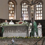 13/09/2020   Ravenna  Per il 699° anno dalla morte di Dante messa solenne nella basilica di San Francesco, dove si tennero i funerali di Dante, morto nella notte fra il 13 e il 14 settembre 1321. Di seguito la cerimonia dell' offerta, da parte del Comune di Firenze, dell' olio per alimentare la lampada votiva che arde all' interno della tomba di Dante. nella foto un momento della messa solenna officiata dal cardinale Jose' Tolentino Calaca de Mendonca.