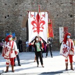 13/09/2020   Ravenna  Per il 699° anno dalla morte di Dante messa solenne nella basilica di San Francesco, dove si tennero i funerali di Dante, morto nella notte fra il 13 e il 14 settembre 1321. Di seguito la cerimonia dell' offerta, da parte del Comune di Firenze, dell' olio per alimentare la lampada votiva che arde all' interno della tomba di Dante. nella foto l' ampolla con l' olio benedetto viene portata in corteo alla tomba di Dante.