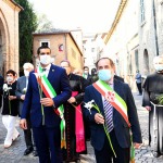 13/09/2020   Ravenna  Per il 699° anno dalla morte di Dante messa solenne nella basilica di San Francesco, dove si tennero i funerali di Dante, morto nella notte fra il 13 e il 14 settembre 1321. Di seguito la cerimonia dell' offerta, da parte del Comune di Firenze, dell' olio per alimentare la lampada votiva che arde all' interno della tomba di Dante. nella foto in testa al corteo che porta l' olio benedetto alla tomba di Dante ci sono, il sindaco di Ravenna Michele de Pascale e l' assessore di Firenze Alessandro Martini.