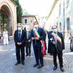 13/09/2020   Ravenna  Per il 699° anno dalla morte di Dante messa solenne nella basilica di San Francesco, dove si tennero i funerali di Dante, morto nella notte fra il 13 e il 14 settembre 1321. Di seguito la cerimonia dell' offerta, da parte del Comune di Firenze, dell' olio per alimentare la lampada votiva che arde all' interno della tomba di Dante. nella foto in testa al corteo che porta l' olio benedetto alla tomba di Dante ci sono, da sinistra, il professore Carlo Ossola, presidente Comitato dantesco nazionale, il sindaco di Ravenna Michele de Pascale e l' assessore di Firenze Alessandro Martini.
