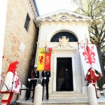 13/09/2020   Ravenna  Per il 699° anno dalla morte di Dante messa solenne nella basilica di San Francesco, dove si tennero i funerali di Dante, morto nella notte fra il 13 e il 14 settembre 1321. Di seguito la cerimonia dell' offerta, da parte del Comune di Firenze, dell' olio per alimentare la lampada votiva che arde all' interno della tomba di Dante. nella foto i gonfaloni di Ravenna e Firenze davanti alla tomba di Dante.