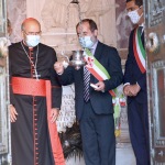 13/09/2020   Ravenna  Per il 699° anno dalla morte di Dante messa solenne nella basilica di San Francesco, dove si tennero i funerali di Dante, morto nella notte fra il 13 e il 14 settembre 1321. Di seguito la cerimonia dell' offerta, da parte del Comune di Firenze, dell' olio per alimentare la lampada votiva che arde all' interno della tomba di Dante. nella foto l' assessore di Firenze Alessandro Martini accende la lampada votiva nella tomba di Dante, tra il cardinale Jose' Tolentino Calaca de Mendonca e il sindaco di Ravenna Michele de Pascale.