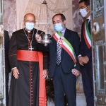 13/09/2020   Ravenna  Per il 699° anno dalla morte di Dante messa solenne nella basilica di San Francesco, dove si tennero i funerali di Dante, morto nella notte fra il 13 e il 14 settembre 1321. Di seguito la cerimonia dell' offerta, da parte del Comune di Firenze, dell' olio per alimentare la lampada votiva che arde all' interno della tomba di Dante. nella foto l' assessore di Firenze Alessandro Martini accende la lampada votiva nella tomba di Dante, tra il cardinale Jose' Tolentino Calaca de Mendonca e il sindaco di Ravenna Michele de Pascale.