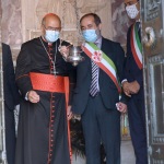 13/09/2020   Ravenna  Per il 699° anno dalla morte di Dante messa solenne nella basilica di San Francesco, dove si tennero i funerali di Dante, morto nella notte fra il 13 e il 14 settembre 1321. Di seguito la cerimonia dell' offerta, da parte del Comune di Firenze, dell' olio per alimentare la lampada votiva che arde all' interno della tomba di Dante. nella foto l' assessore di Firenze Alessandro Martini accende la lampada votiva nella tomba di Dante, tra il cardinale Jose' Tolentino Calaca de Mendonca e il sindaco di Ravenna Michele de Pascale.