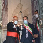 13/09/2020   Ravenna  Per il 699° anno dalla morte di Dante messa solenne nella basilica di San Francesco, dove si tennero i funerali di Dante, morto nella notte fra il 13 e il 14 settembre 1321. Di seguito la cerimonia dell' offerta, da parte del Comune di Firenze, dell' olio per alimentare la lampada votiva che arde all' interno della tomba di Dante. nella foto l' assessore di Firenze Alessandro Martini accende la lampada votiva nella tomba di Dante, tra il cardinale Jose' Tolentino Calaca de Mendonca e il sindaco di Ravenna Michele de Pascale.