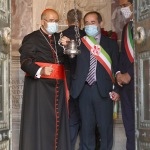 13/09/2020   Ravenna  Per il 699° anno dalla morte di Dante messa solenne nella basilica di San Francesco, dove si tennero i funerali di Dante, morto nella notte fra il 13 e il 14 settembre 1321. Di seguito la cerimonia dell' offerta, da parte del Comune di Firenze, dell' olio per alimentare la lampada votiva che arde all' interno della tomba di Dante. nella foto l' assessore di Firenze Alessandro Martini accende la lampada votiva nella tomba di Dante, tra il cardinale Jose' Tolentino Calaca de Mendonca e il sindaco di Ravenna Michele de Pascale.
