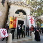 13/09/2020   Ravenna  Per il 699° anno dalla morte di Dante messa solenne nella basilica di San Francesco, dove si tennero i funerali di Dante, morto nella notte fra il 13 e il 14 settembre 1321. Di seguito la cerimonia dell' offerta, da parte del Comune di Firenze, dell' olio per alimentare la lampada votiva che arde all' interno della tomba di Dante. nella foto i gonfaloni di Ravenna e Firenze davanti alla tomba di Dante.
