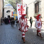 13/09/2020   Ravenna  Per il 699° anno dalla morte di Dante messa solenne nella basilica di San Francesco, dove si tennero i funerali di Dante, morto nella notte fra il 13 e il 14 settembre 1321. Di seguito la cerimonia dell' offerta, da parte del Comune di Firenze, dell' olio per alimentare la lampada votiva che arde all' interno della tomba di Dante. nella foto il corteo lascia la tomba di Dante dopo la cerimonia dell' olio.