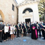 13/09/2020   Ravenna  Per il 699° anno dalla morte di Dante messa solenne nella basilica di San Francesco, dove si tennero i funerali di Dante, morto nella notte fra il 13 e il 14 settembre 1321. Di seguito la cerimonia dell' offerta, da parte del Comune di Firenze, dell' olio per alimentare la lampada votiva che arde all' interno della tomba di Dante. nella foto il gruppo di autorita' civili ed ecclesiastiche davanti alla tomba di Dante.