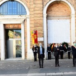 Foto Nicoloro G.   25/04/2020   Ravenna   In una piazza del Popolo praticamente deserta si e' svolta la cerimonia di commemorazione del 75° anniversario del 25 Aprile. nella foto da sinistra il trombettiere che accompagna la cerimonia, il presidente dell' ANPI provinciale Ivano Artioli, il prefetto Enrico Caterino e il sindaco Michele de Pascale.