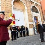 Foto Nicoloro G.   25/04/2020   Ravenna   In una piazza del Popolo praticamente deserta si e' svolta la cerimonia di commemorazione del 75° anniversario del 25 Aprile. nella foto da sinistra il trombettiere che accompagna la cerimonia, il presidente dell' ANPI provinciale Ivano Artioli, il prefetto Enrico Caterino e il sindaco Michele de Pascale.