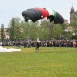 Foto Nicoloro G.   07/05/2022  Rimini   93° Adunata Nazionale Alpini che , come da consuetudine, hanno invaso la cittadina romagnola provenienti da ogni regione d' Italia. Il culmine della manifestazione  sara' domenica 8 Maggio con ' l' ammassamento ' sul lungomare di Rimini e la sfilata alla presenza delle massime autorita'. nella foto un paracadutista mentre atterra.