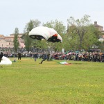 Foto Nicoloro G.   07/05/2022  Rimini   93° Adunata Nazionale Alpini che , come da consuetudine, hanno invaso la cittadina romagnola provenienti da ogni regione d' Italia. Il culmine della manifestazione  sara' domenica 8 Maggio con ' l' ammassamento ' sul lungomare di Rimini e la sfilata alla presenza delle massime autorita'. nella foto un paracadutista mentre atterra.