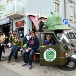 Foto Nicoloro G.   07/05/2022  Rimini   93° Adunata Nazionale Alpini che , come da consuetudine, hanno invaso la cittadina romagnola provenienti da ogni regione d' Italia. Il culmine della manifestazione  sara' domenica 8 Maggio con ' l' ammassamento ' sul lungomare di Rimini e la sfilata alla presenza delle massime autorita'. nella foto un gruppetto di alpini in giro per la citta'.