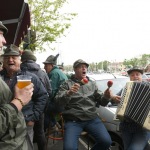 Foto Nicoloro G.   07/05/2022  Rimini   93° Adunata Nazionale Alpini che , come da consuetudine, hanno invaso la cittadina romagnola provenienti da ogni regione d' Italia. Il culmine della manifestazione  sara' domenica 8 Maggio con ' l' ammassamento ' sul lungomare di Rimini e la sfilata alla presenza delle massime autorita'. nella foto un gruppetto di alpini tra musica, canti e bevute.