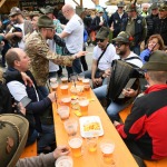 Foto Nicoloro G.   07/05/2022  Rimini   93° Adunata Nazionale Alpini che , come da consuetudine, hanno invaso la cittadina romagnola provenienti da ogni regione d' Italia. Il culmine della manifestazione  sara' domenica 8 Maggio con ' l' ammassamento ' sul lungomare di Rimini e la sfilata alla presenza delle massime autorita'. nella foto un gruppetto di alpini tra musica, canti e bevute.