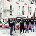 Foto Nicoloro G.   05/05/2022  Rimini   93° Adunata Nazionale Alpini che , come da consuetudine, hanno invaso la cittadina romagnola provenienti da ogni regione d' Italia. Il culmine della manifestazione  sara' domenica 8 Maggio con ' l' ammassamento ' sul lungomare di Rimini e la sfilata alla presenza delle massime autorita'. nella foto un gruppo di alpini posano davanti a un piccolo corteo di scolaretti con bandiera tricolore che girano per le vie del centro di Rimini accompagnati dalle maestre, in segno di  accoglienza degli alpini.