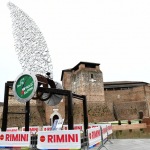 Foto Nicoloro G.   05/05/2022  Rimini   93°  Adunata Nazionale Alpini che , come da consuetudine, hanno invaso la cittadina romagnola provenienti da ogni regione d' Italia. Il culmine della manifestazione  sara' domenica 8 Maggio con ' l' ammassamento ' sul lungomare di Rimini e la sfilata alla presenza delle massime autorita'. nella foto una artistica penna degli alpini davanti al castello di Rimini.