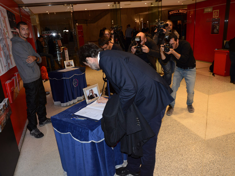 Foto Nicoloro G 14/10/2016 Milano Allestita nel Teatro Strehler la camera ardente per Dario Fo, meta di personaggi e gente comune che hanno voluto rendere omaggio al Premio Nobel scomparso. nella foto il ministro Dario Franceschini firma il libro.
