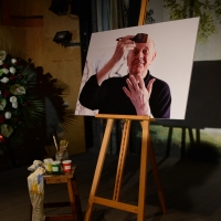 Foto Nicoloro G 14/10/2016 Milano Allestita nel Teatro Strehler la camera ardente per Dario Fo, meta di personaggi e gente comune che hanno voluto rendere omaggio al Premio Nobel scomparso. nella foto lì immagine voluta dai familiari e i pennelli e i colori usati da Dario Fo.