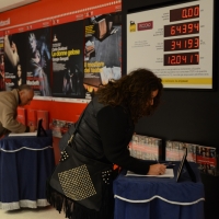 Foto Nicoloro G 14/10/2016 Milano Allestita nel Teatro Strehler la camera ardente per Dario Fo, meta di personaggi e gente comune che hanno voluto rendere omaggio al Premio Nobel scomparso. nella foto non solo personaggi ma moltissimi cittadini comuni hanno portato il loro omaggio al Premio Nobel scomparso.