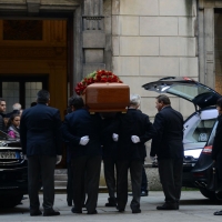 Foto Nicoloro G. 10/11/2016 Milano Allestita nella sala del Comune e aperta al pubblico la camera ardente per l\' oncologo Umberto Veronesi. nella foto l\' arrivo a palazzo Marino del feretro dell\' illustre oncologo.