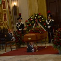 Foto Nicoloro G. 10/11/2016 Milano Allestita nella sala del Comune e aperta al pubblico la camera ardente per l' oncologo Umberto Veronesi. nella foto il feretro esposto in una sala del Comune.