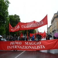 Foto Nicoloro G. 01/05/2016 Manifestazione con corteo per la ricorrenza del I° Maggio. nella foto uno striscione lungo il corteo.