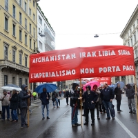 Foto Nicoloro G. 01/05/2016 Manifestazione con corteo per la ricorrenza del I° Maggio. nella foto uno striscione lungo il corteo.