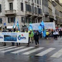 Foto Nicoloro G. 01/05/2016 Manifestazione con corteo per la ricorrenza del I° Maggio. nella foto uno striscione lungo il corteo.