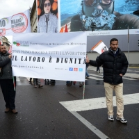 Foto Nicoloro G. 01/05/2016 Manifestazione con corteo per la ricorrenza del I° Maggio. nella foto uno striscione lungo il corteo.