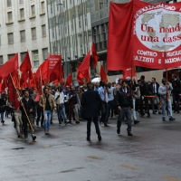 Foto Nicoloro G. 01/05/2016 Manifestazione con corteo per la ricorrenza del I° Maggio. nella foto uno striscione lungo il corteo.