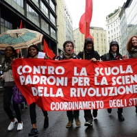 Foto Nicoloro G. 01/05/2016 Manifestazione con corteo per la ricorrenza del I° Maggio. nella foto uno striscione lungo il corteo.