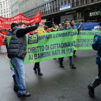 Foto Nicoloro G. 01/05/2016 Manifestazione con corteo per la ricorrenza del I° Maggio. nella foto uno striscione lungo il corteo.