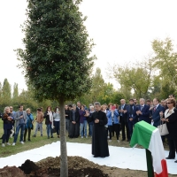 Foto Nicoloro G. 18/10/2018 Ravenna Cerimonia di piantumazione nel parco pubblico \' Vittime innocenti di tutte le mafie \' dell\' Albero Falcone, un leccio sempreverde donato dall\' Organizzazione per la tutela forestale dei Carabinieri. A inaugurare l\' evento la sorella del Magistrato. nella foto il momento della benedizione dell\' albero.