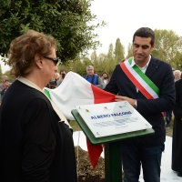 Foto Nicoloro G. 18/10/2018 Ravenna Cerimonia di piantumazione nel parco pubblico \' Vittime innocenti di tutte le mafie \' dell\' Albero Falcone, un leccio sempreverde donato dall\' Organizzazione per la tutela forestale dei Carabinieri. A inaugurare l\' evento la sorella del Magistrato. nella foto Maria Falcone e il sindaco di Ravenna Michele de Pascale svelano la targa commemorativa.