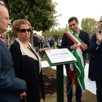 Foto Nicoloro G. 18/10/2018 Ravenna Cerimonia di piantumazione nel parco pubblico \' Vittime innocenti di tutte le mafie \' dell\' Albero Falcone, un leccio sempreverde donato dall\' Organizzazione per la tutela forestale dei Carabinieri. A inaugurare l\' evento la sorella del Magistrato. nella foto Maria Falcone e il sindaco di Ravenna Michele de Pascale svelano la targa commemorativa.
