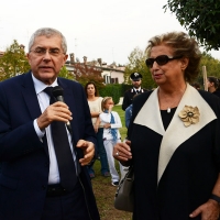 Foto Nicoloro G. 18/10/2018 Ravenna Cerimonia di piantumazione nel parco pubblico ' Vittime innocenti di tutte le mafie ' dell' Albero Falcone, un leccio sempreverde donato dall' Organizzazione per la tutela forestale dei Carabinieri. A inaugurare l' evento la sorella del Magistrato. nella foto Maria Falcone e il magistrato Ignazio De Francisci.