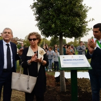 Foto Nicoloro G. 18/10/2018 Ravenna Cerimonia di piantumazione nel parco pubblico ' Vittime innocenti di tutte le mafie ' dell' Albero Falcone, un leccio sempreverde donato dall' Organizzazione per la tutela forestale dei Carabinieri. A inaugurare l' evento la sorella del Magistrato. nella foto Maria Falcone tra il magistrato Ignazio De Francisci e il sindaco Michele de Pascale