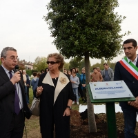 Foto Nicoloro G. 18/10/2018 Ravenna Cerimonia di piantumazione nel parco pubblico ' Vittime innocenti di tutte le mafie ' dell' Albero Falcone, un leccio sempreverde donato dall' Organizzazione per la tutela forestale dei Carabinieri. A inaugurare l' evento la sorella del Magistrato. nella foto Maria Falcone tra il questore di Ravenna Rosario Russo e il sindaco Michele de Pascale.