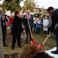 Foto Nicoloro G. 18/10/2018 Ravenna Cerimonia di piantumazione nel parco pubblico ' Vittime innocenti di tutte le mafie ' dell' Albero Falcone, un leccio sempreverde donato dall' Organizzazione per la tutela forestale dei Carabinieri. A inaugurare l' evento la sorella del Magistrato. nella foto Maria Falcone e il sindaco Michele de Pascale mentre compiono il gesto simbolico di spalare della terra per l' albero.