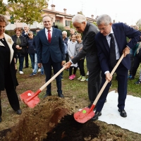 Foto Nicoloro G. 18/10/2018 Ravenna Cerimonia di piantumazione nel parco pubblico ' Vittime innocenti di tutte le mafie ' dell' Albero Falcone, un leccio sempreverde donato dall' Organizzazione per la tutela forestale dei Carabinieri. A inaugurare l' evento la sorella del Magistrato. nella foto i magistrati Leonardo Guarnotta, a sinistra, e Ignazio De Francisci mentre conpiono il gesto simbolico di spalare terra per l' albero.