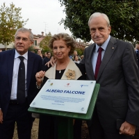 Foto Nicoloro G. 18/10/2018 Ravenna Cerimonia di piantumazione nel parco pubblico ' Vittime innocenti di tutte le mafie ' dell' Albero Falcone, un leccio sempreverde donato dall' Organizzazione per la tutela forestale dei Carabinieri. A inaugurare l' evento la sorella del Magistrato. nella foto Maria Falcone tra i magistrati Ignazio De Francisci, a sinistra, e Leonardo Guarnotta.