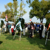 Foto Nicoloro G. 18/10/2018 Piangipane ( Ravenna ) Celebrazione in onore dei soldati della Brigata Ebraica, caduti combattendo in Italia durante la Seconda Guerra Mondiale e sepolti nel Cimitero di guerra britannico. La stessa Brigata Ebraica alla quale il Presidente della Repubblica ha recentemente concesso la Medaglia d\' Oro al Valor Militare. nella foto le corone deposte.