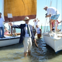 Foto Nicoloro G. 15/08/2016 Cervia ( Ravenna ) Ventiquattresima edizione di ' Cervia, la spiaggia ama il libro ', manifestazione che culmina il giorno di Ferragosto con il tradizionale sbarco degli scrittori sulla spiaggia a bordo di antiche imbarcazioni. nella foto lo scrittore Davide Giacalone presente con il libro ' Sindrome Calimero '.